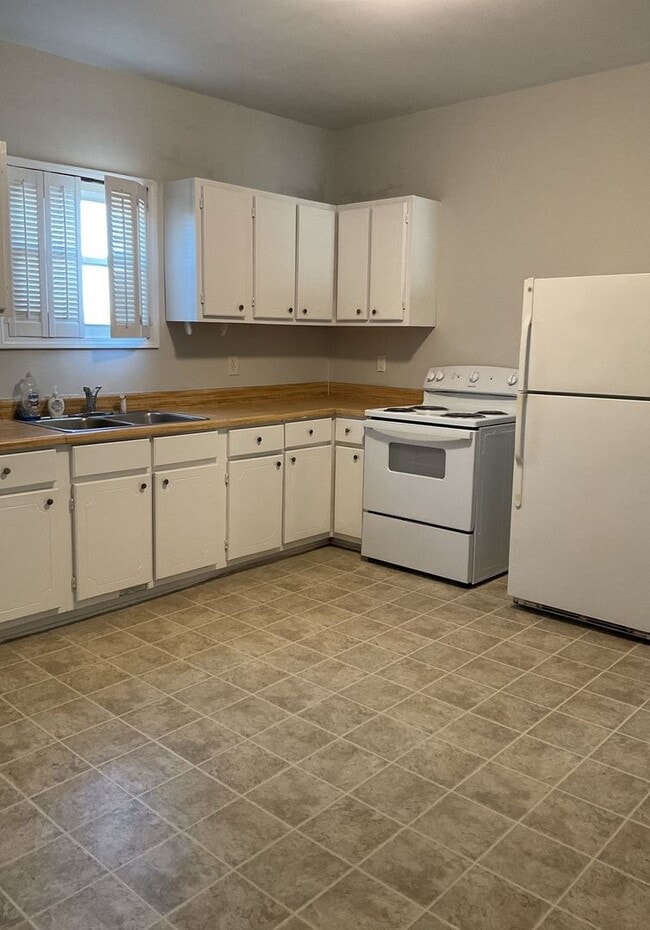 Building Photo - Available Now! Two bedroom home !!