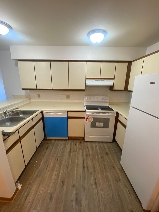 Building Photo - Private Entry Lower 2 Bedroom Apartment!
