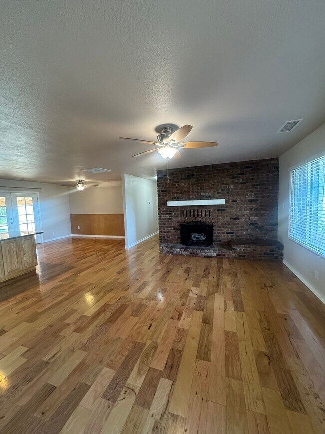 Foto del edificio - BEAUTIFUL 4 BED/3BATH IN REDDING WITH POOL AND 3 CAR GARAGE