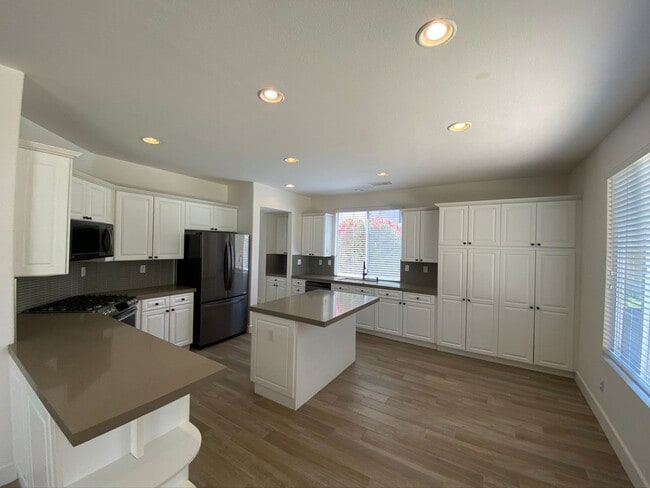 Building Photo - Carlsbad 4 Bed!
