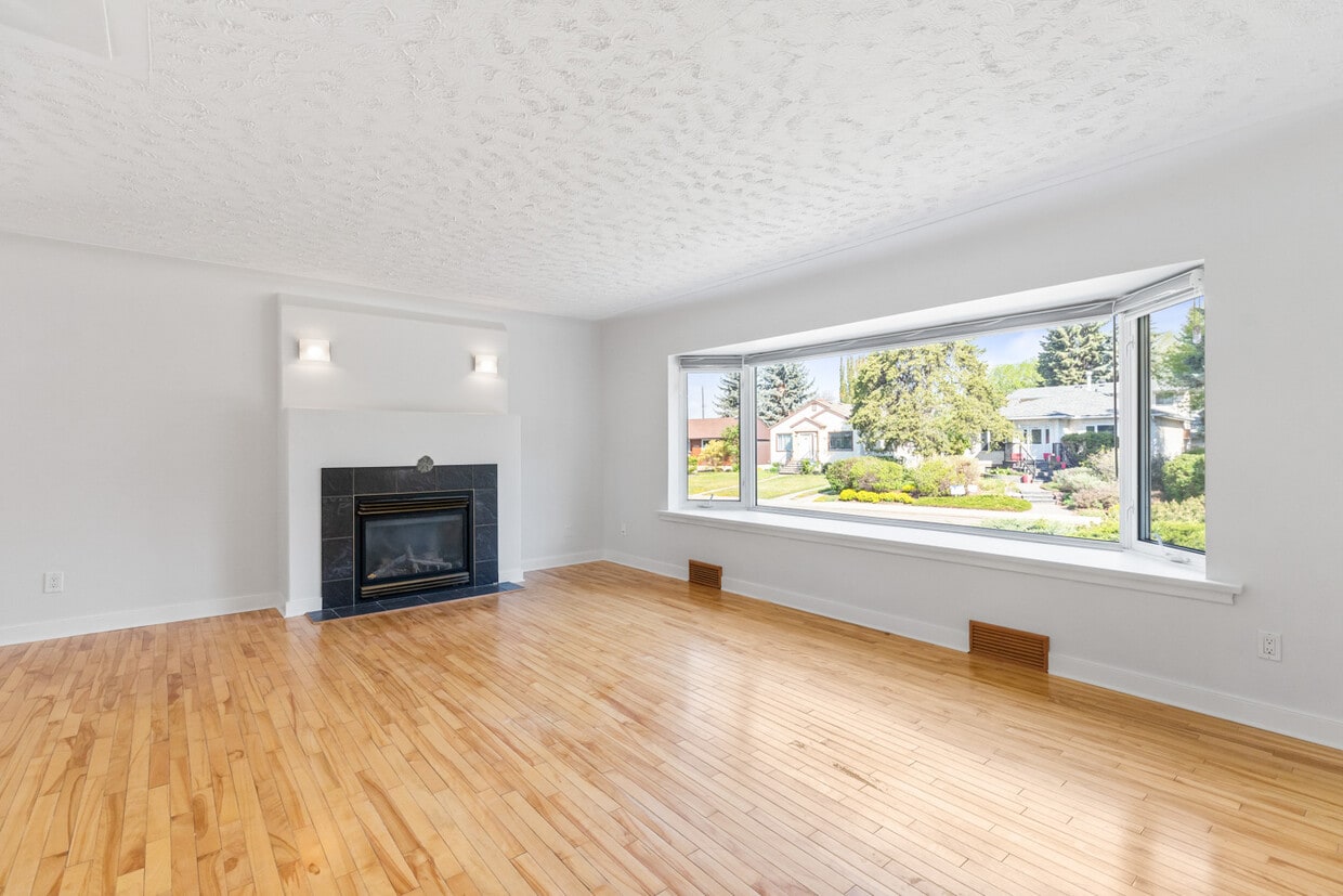 Photo principale - 8755 Strathearn Dr NW
