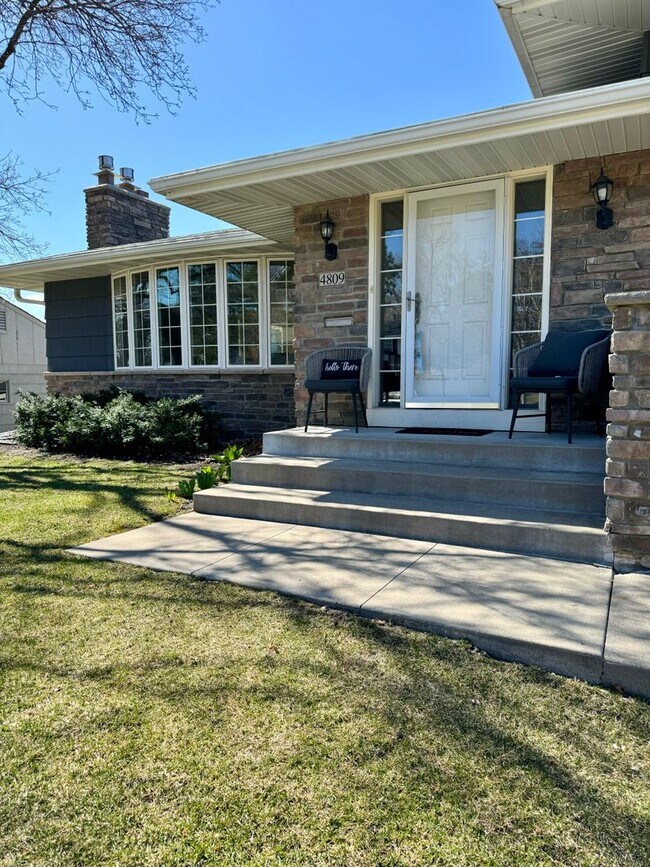 Building Photo - Beautiful 4 Bedroom Home for Rent in Edina!! Available April 1st