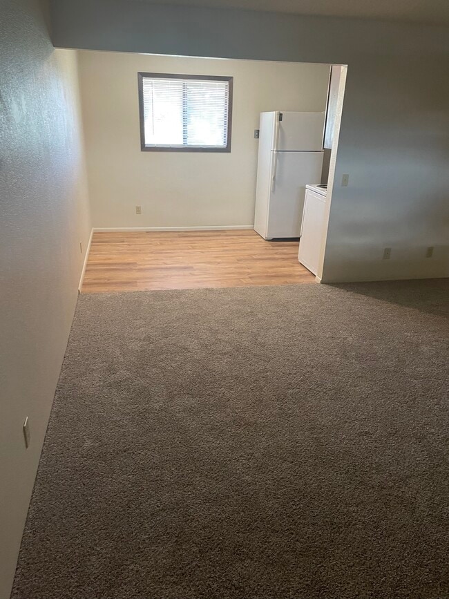 Building Photo - 2495 S Mountain View Dr