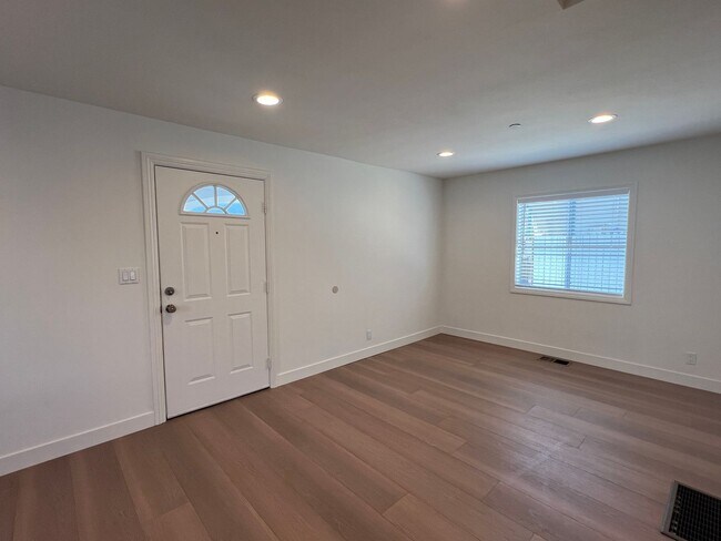 Foto del edificio - 2 Bedroom Home in Prime La Crescenta Neigh...