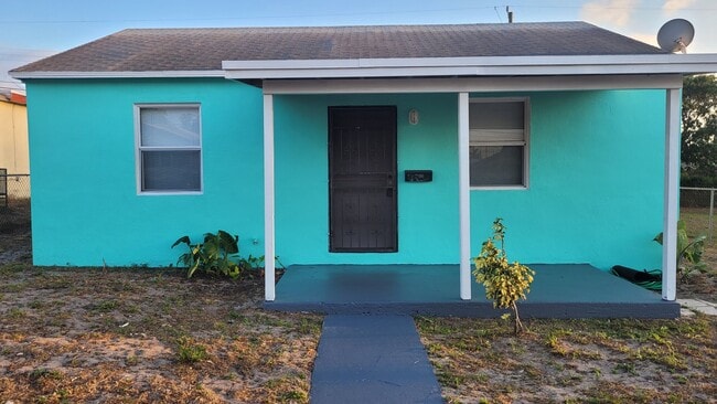 Photo - 857 W 5th St House
