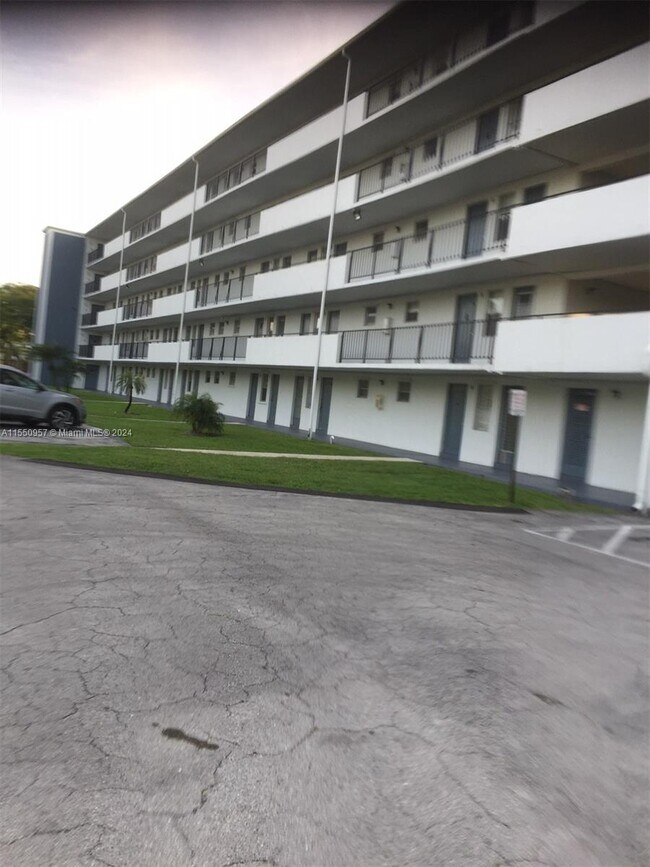 Foto del edificio - 950 Hillcrest Dr