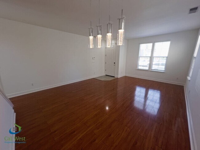 Foto del edificio - $5295 - 2 Story, 4 bed - 2 Bath Home in se...