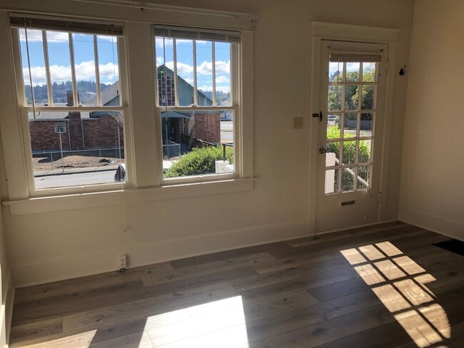Building Photo - 2078
