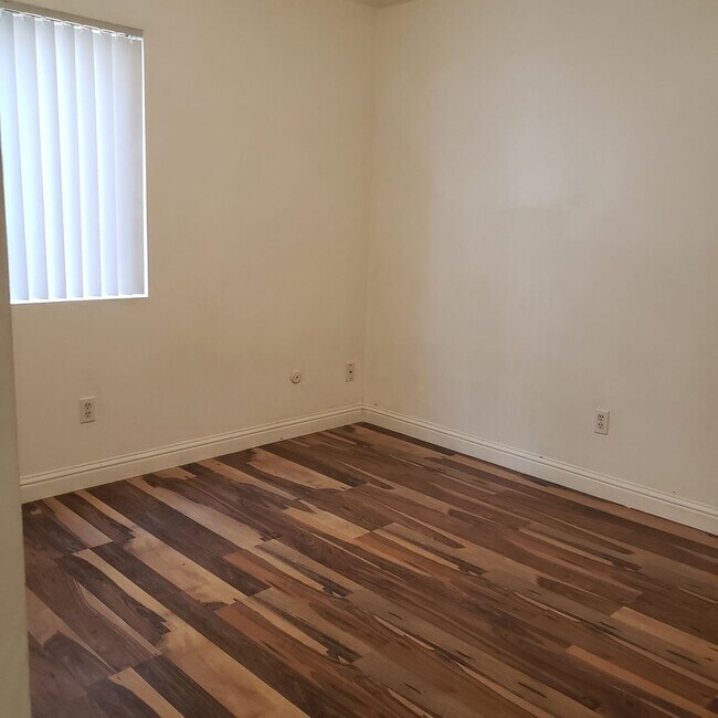 Foto del edificio - 1096p-092.1-RB-4124 Parker Ave.