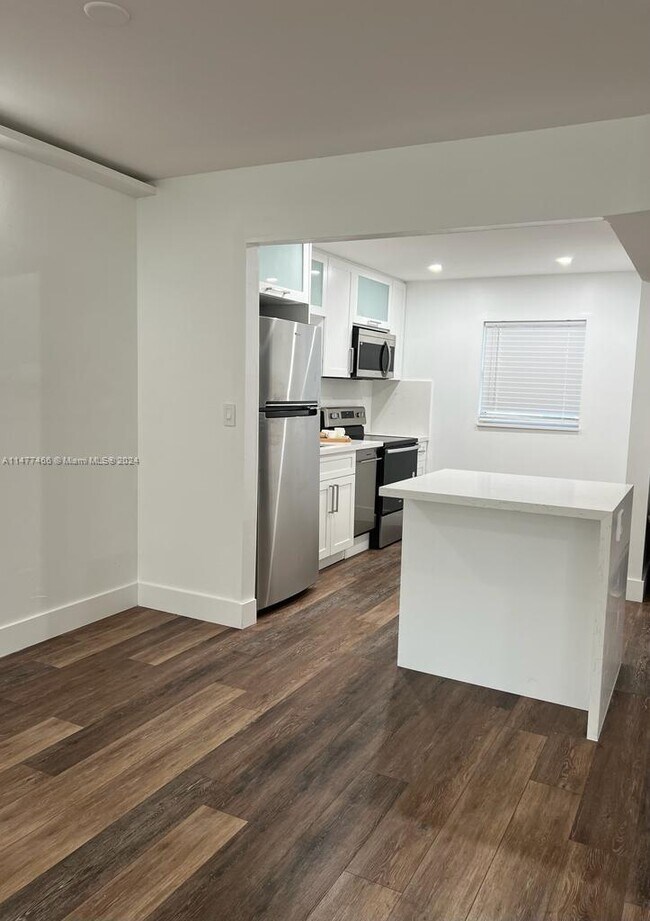 Foto del edificio - 8370 Sands Point Blvd