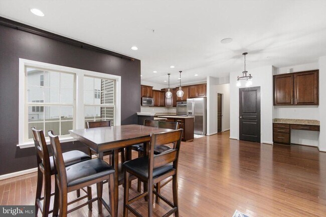 Foto del edificio - 7585 Holly Ridge Dr