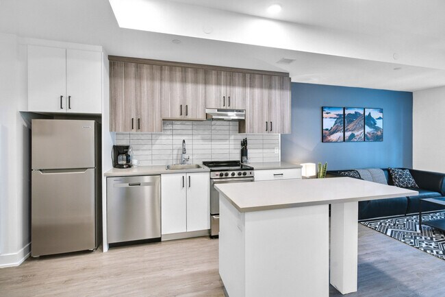 Building Photo - 90 Champagne Ave S