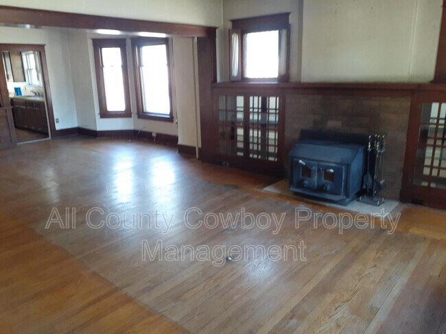 Building Photo - 1319 E Custer St