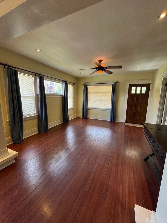 Building Photo - House: 2 Bedroom with Den , 2 Bath and pri...