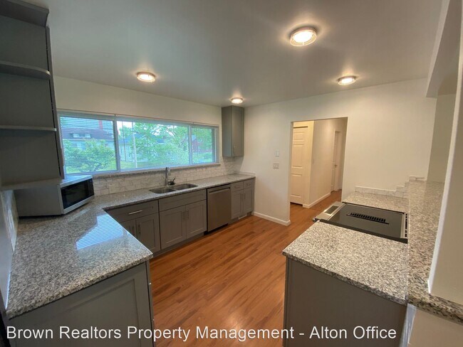 Building Photo - 3 br, 1.5 bath House - 202 E 9th St.