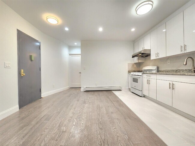 Foto del edificio - 76-12 Woodside Ave