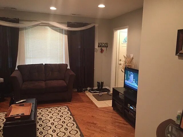 Building Photo - Charming 2-Bed Hardwood Haven in Chicago's Vibrant West Side!