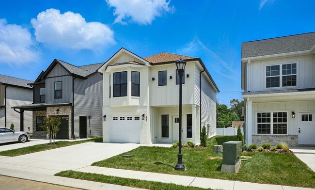 Building Photo - 3 Bedroom 2 1/2 Bath Luxury Home Near Madison Street!