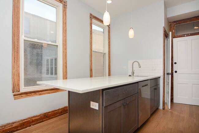 Foto del edificio - 921 N Winchester Ave