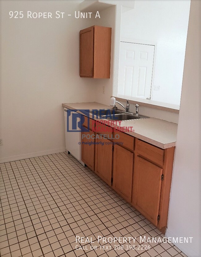 Building Photo - 2 Bedroom 1 Bath duplex - Pet friendly - 1...