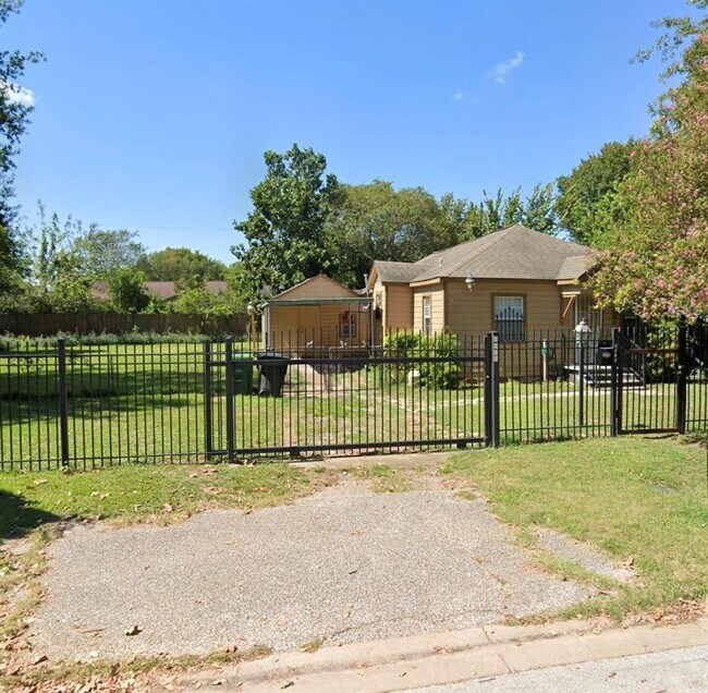 Building Photo - 4313 Edison St