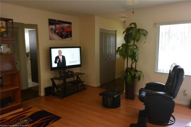 Foto del edificio - 220 Sparrow Ave