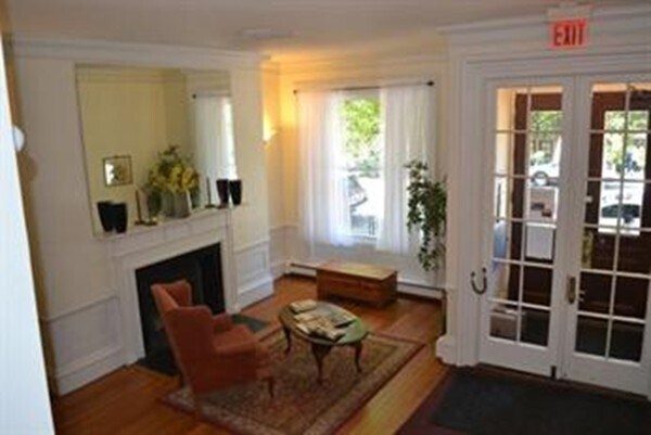 Building Photo - 311 Beacon St