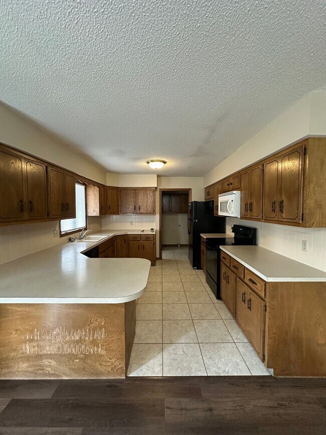 Foto del edificio - 523-527 W. Jewell, Russell