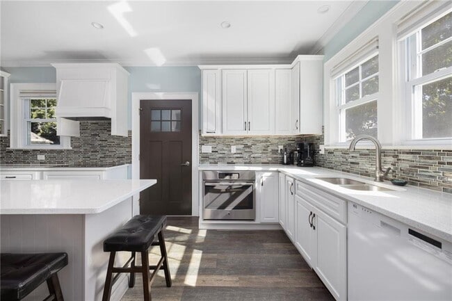 Foto del edificio - 127 W Main Rd