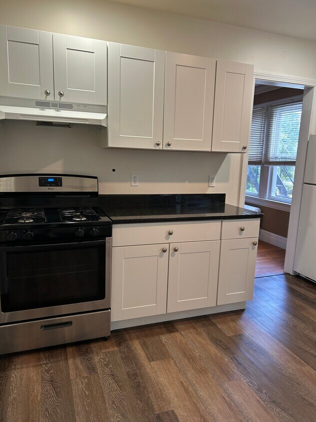 Large eating kitchen - 1084 Whitney Ave