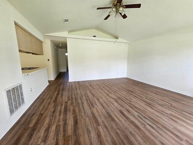 Building Photo - 3214 Skyview Dr