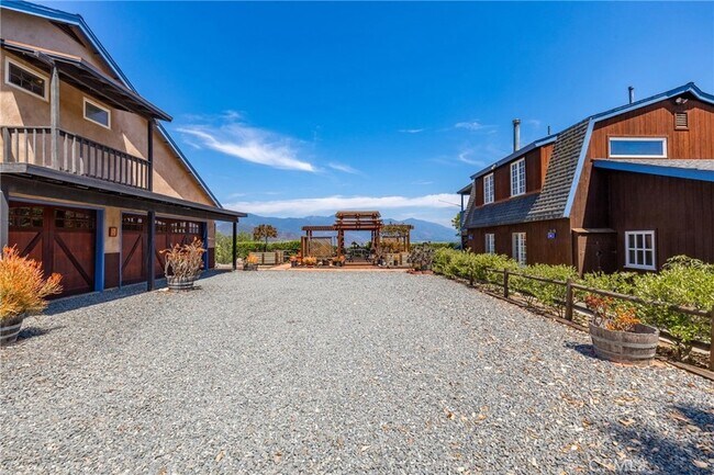 Foto del edificio - 335 Rainbow Crest Rd