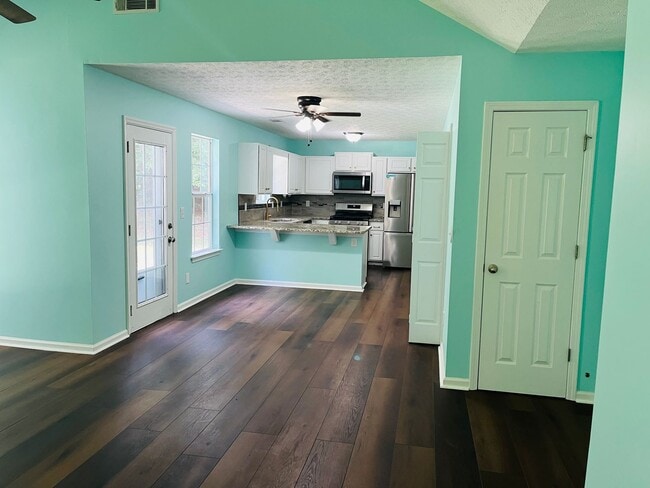 Building Photo - Wow! 3 bedroom 2 bathroom in Senoia. Must ...