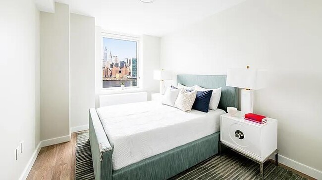 Building Photo - 1 bedroom in LONG ISLAND CITY NY 11101