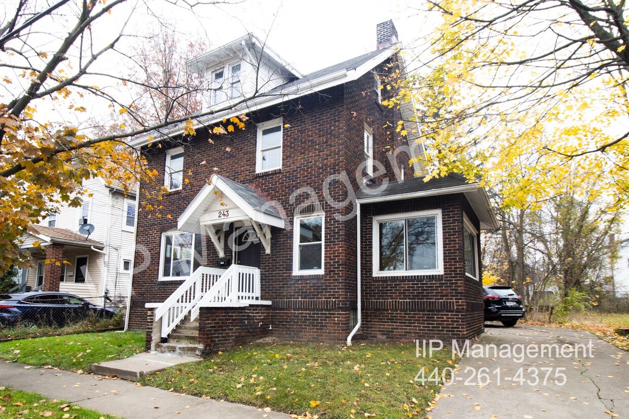 Primary Photo - Your 5- Bedroom Dream Home Awaits in Akron!