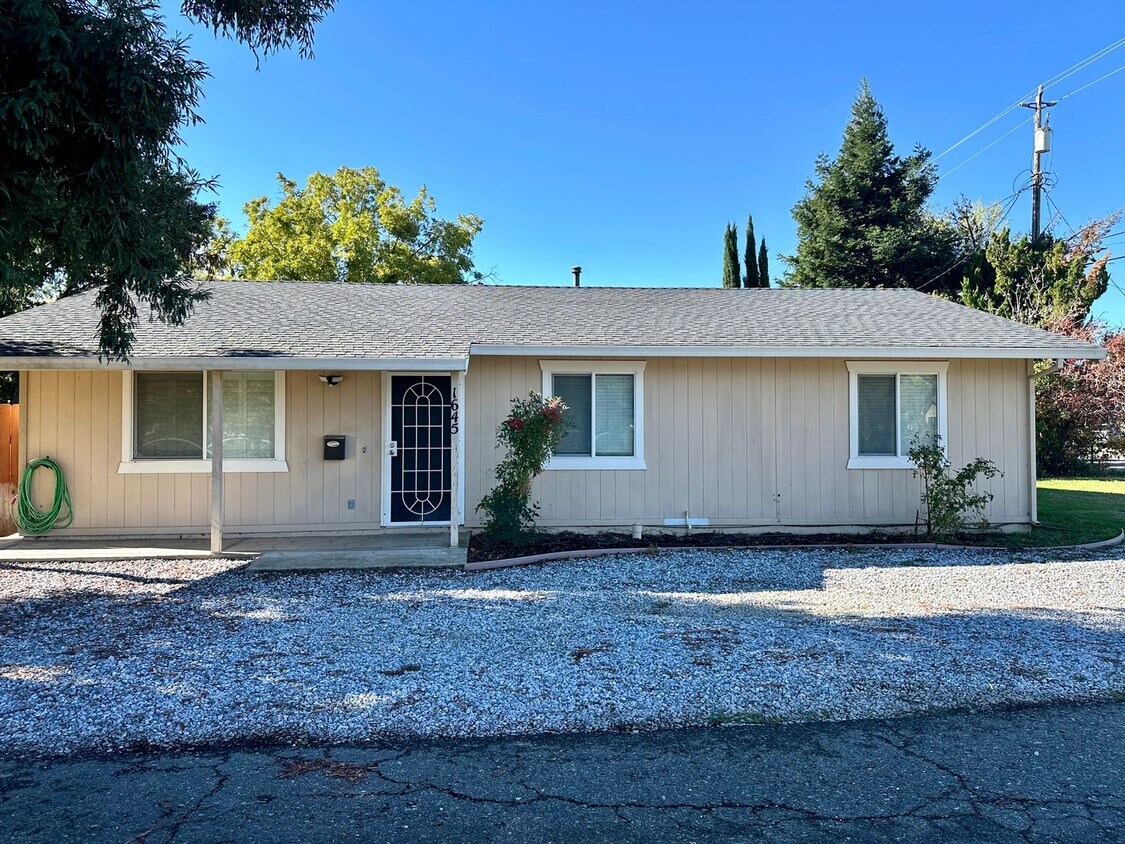 Foto principal - Anderson, CA | Charming Corner-Lot Home | ...