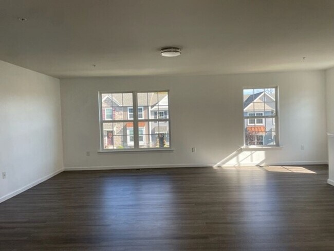 Foto del edificio - Spacious 3 Bedroom 2.5 Bathroom Home For R...