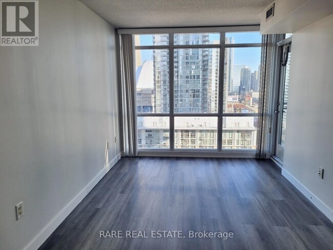 Building Photo - 15 Fort York Blvd