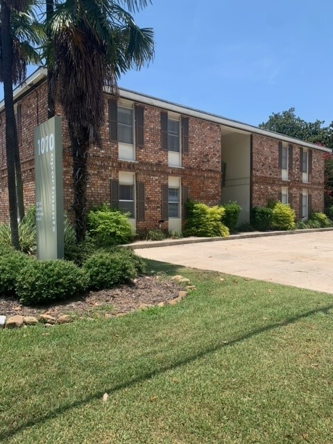Building Photo - 1010 S College Rd
