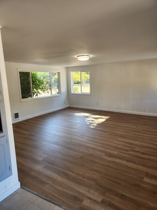 Foto del edificio - Peacock Hill Ave NW Duplex