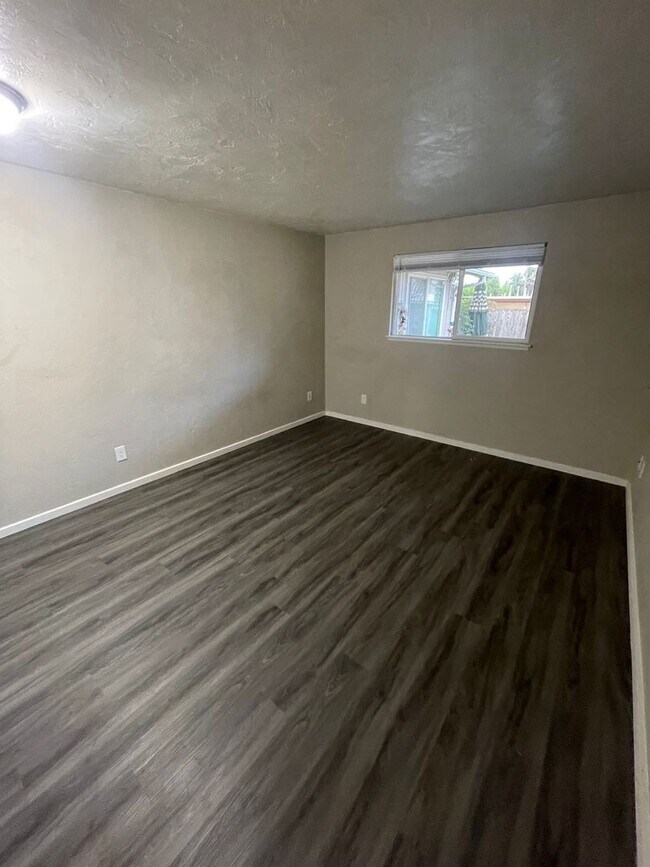Building Photo - Pet Friendly 2 Bedroom in Lebanon!