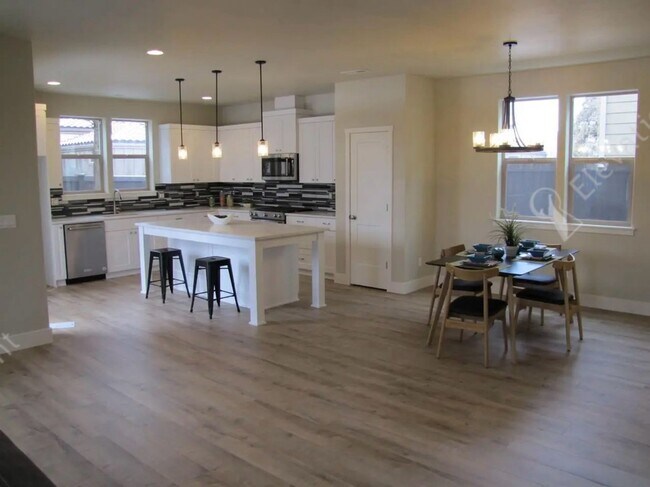 Foto del edificio - Coming Soon, Unfurnished - Luxury Home in ...
