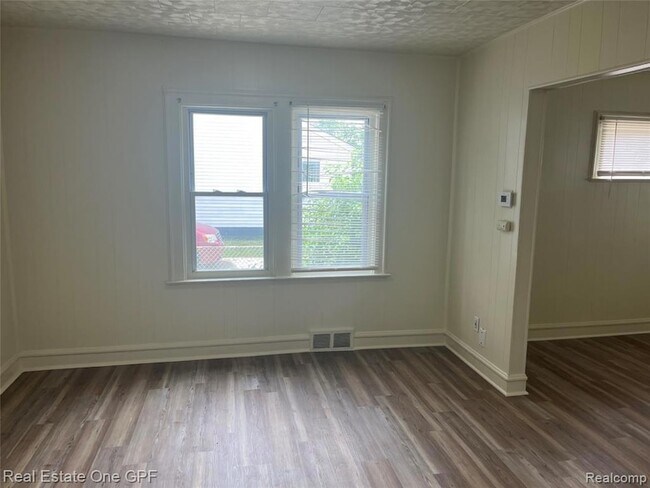 Foto del edificio - 8242 Maxwell Ave
