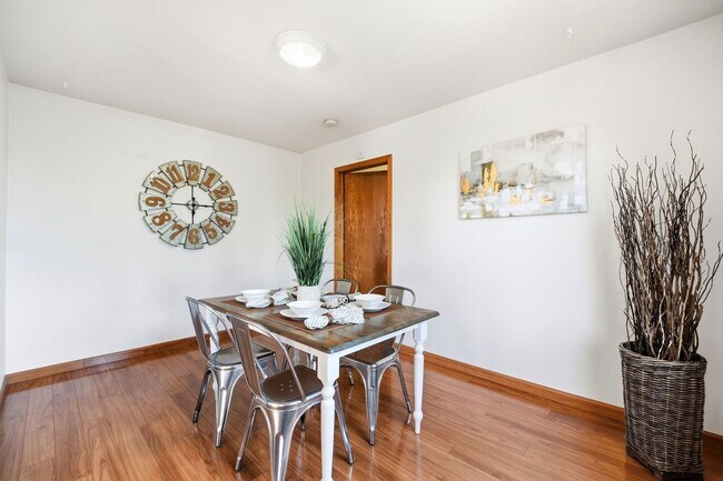 Foto del edificio - Updated 3 Bed Home in D20 with Bonus Room & Pikes Peak Views