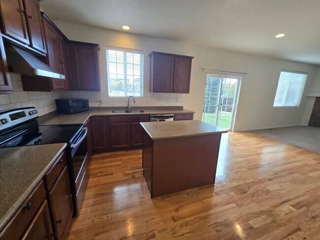 Foto del edificio - Beautiful 4-Bed, 3.5-Bath Home with Mountain Views on Quiet Cul-de-Sac