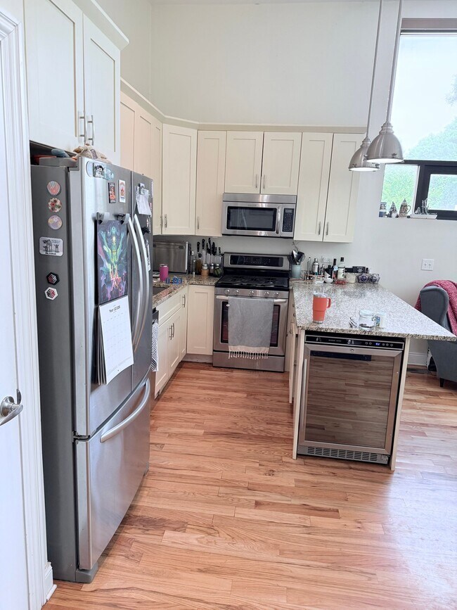 Foto del edificio - 1458 N Maplewood Ave