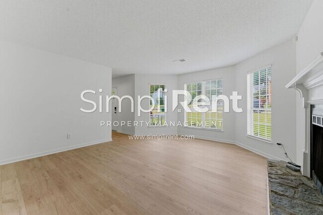 Foto del edificio - Updated Home with Spacious Layout & Private Backyard