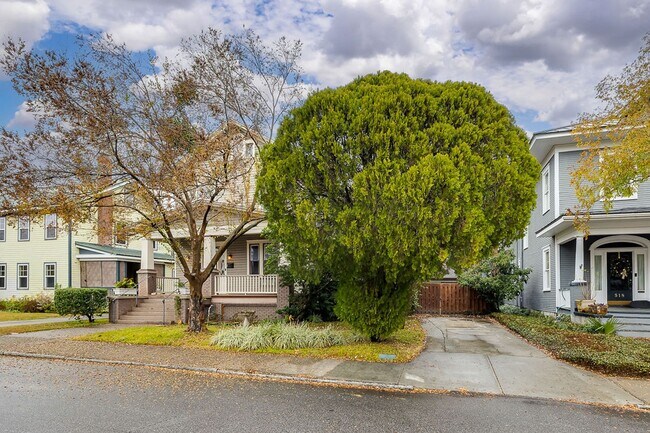 Building Photo - Beautiful Baldwin Park Craftsman home ready for move in!