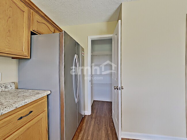 Building Photo - 9009 Lomond Dr