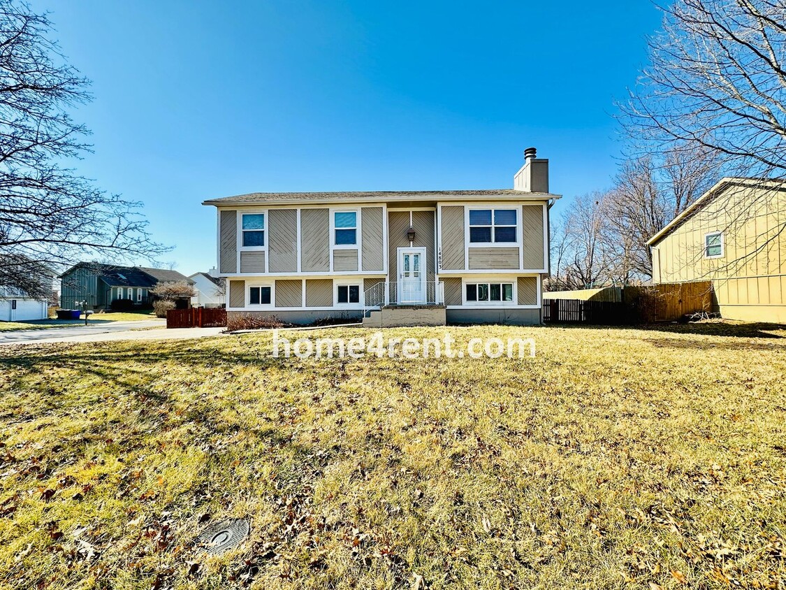 Foto principal - Beautiful, Split-Level Olathe Home w/ Stai...